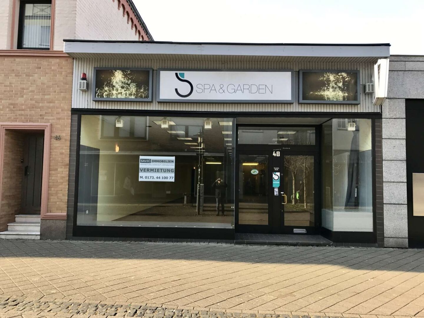 Schaufensterfront mit Eingang
